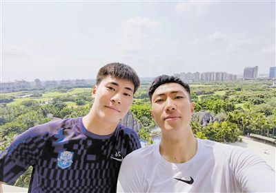 影片的最后，曾投票否决同性婚姻的女上司，搂着同性情人一脸甜美；汤姆在密歇根的伴侣会织毛衣的家庭主夫，这个最可能埋怨婚姻糊口的汉子，搂着美艳的老婆满脸幸福，这些小细节都流露出影片对婚姻的乐不雅立场。